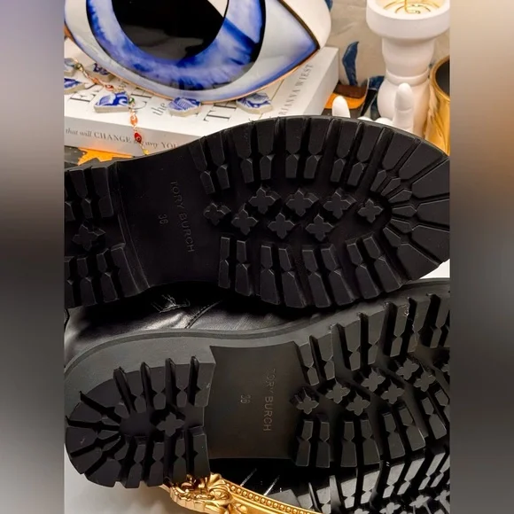 🆕 TORY BURCH 🧿 NWOB Miller Lug Sole Boots, Black Leather - Sz 6 - Picture 11 of 14